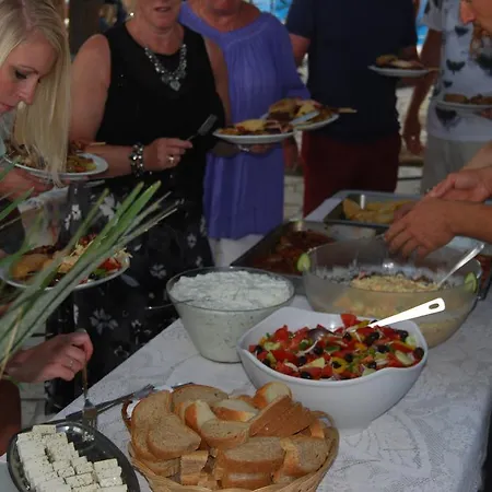 Hotel Vasilikos Beach מלון 2*